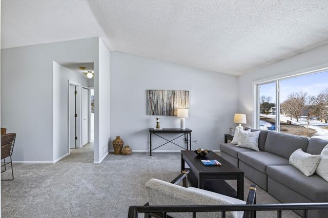 6830 Sandlewood Road, Woodbury, MN 55125