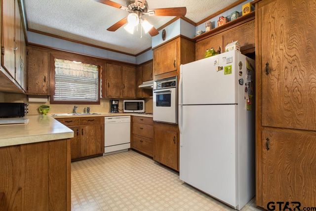 21187 Kristen Dr, Chandler, TX 75758