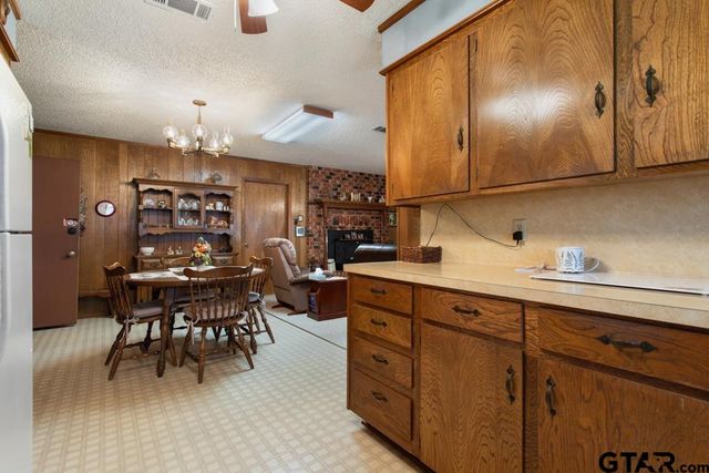 21187 Kristen Dr, Chandler, TX 75758