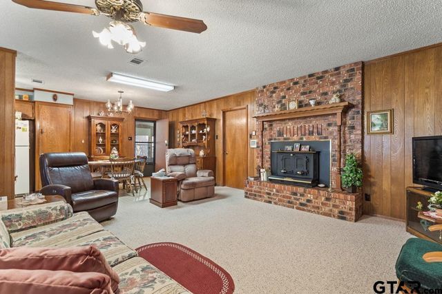 21187 Kristen Dr, Chandler, TX 75758