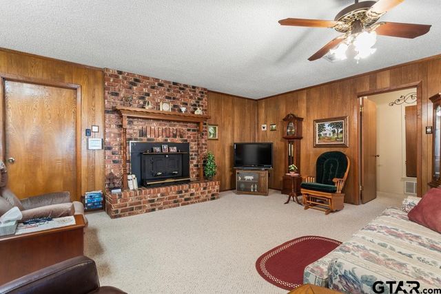 21187 Kristen Dr, Chandler, TX 75758