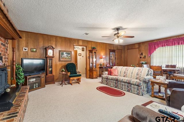 21187 Kristen Dr, Chandler, TX 75758