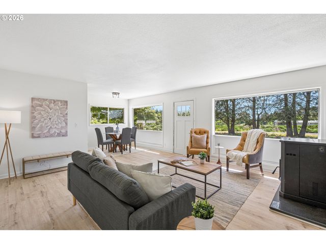 23380 Se HOWLETT Rd, Eagle Creek, OR 97022