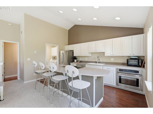13217 Sw SUMMERWOOD Dr, Portland, OR 97223