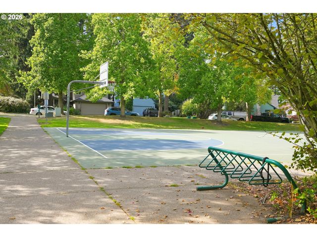 13217 Sw SUMMERWOOD Dr, Portland, OR 97223