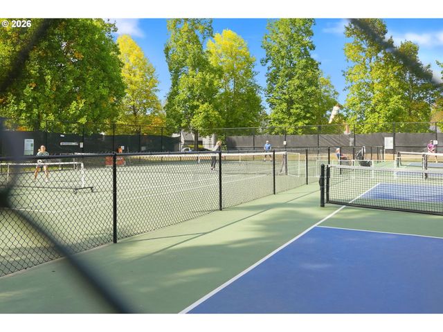 13217 Sw SUMMERWOOD Dr, Portland, OR 97223