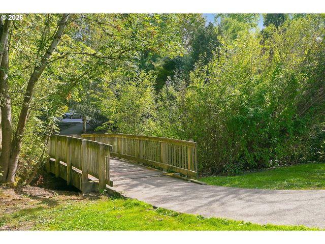 13217 Sw SUMMERWOOD Dr, Portland, OR 97223