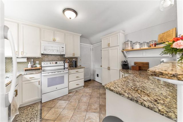 7632 Oak Street, Kansas City, MO 64114