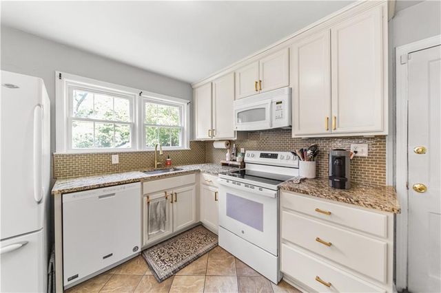 7632 Oak Street, Kansas City, MO 64114