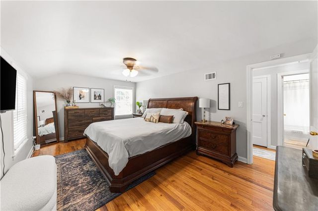 7632 Oak Street, Kansas City, MO 64114