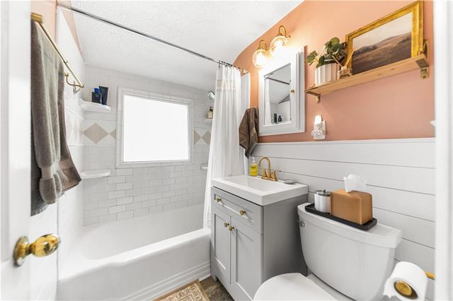 7632 Oak Street, Kansas City, MO 64114