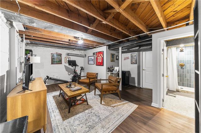 7632 Oak Street, Kansas City, MO 64114