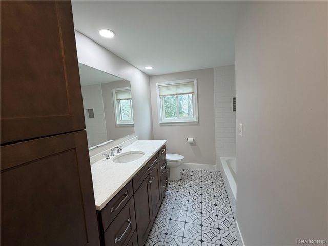 2790 LANERGAN Drive, Troy, MI 48084