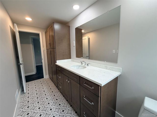 2790 LANERGAN Drive, Troy, MI 48084
