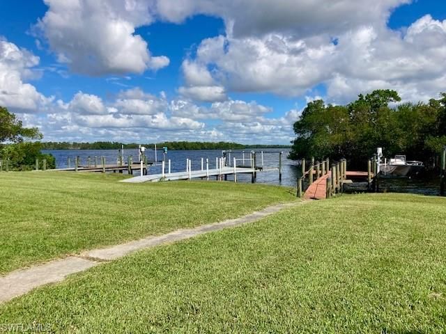 325 Shoreland DR E, Fort Myers, FL 33905