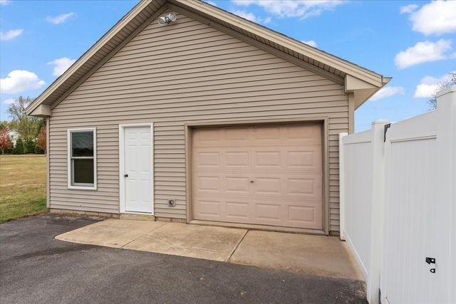 302 County Road 2650 N, Mahomet, IL 61853