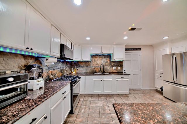 9014 Hillcrest Ave, Stockton, CA 95210