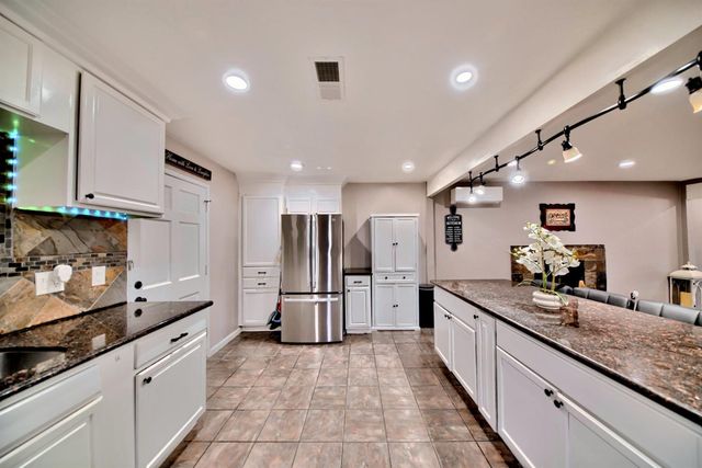 9014 Hillcrest Ave, Stockton, CA 95210