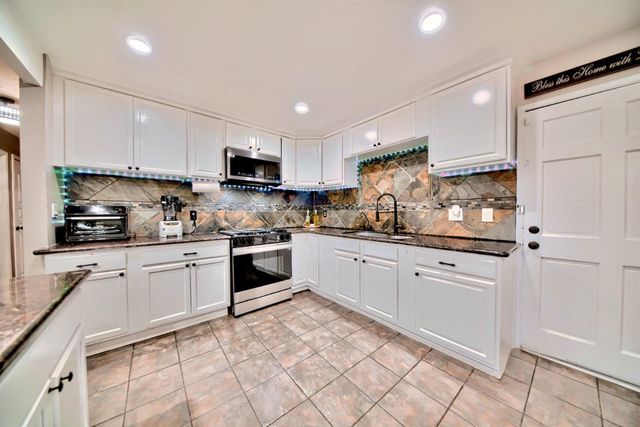 9014 Hillcrest Ave, Stockton, CA 95210