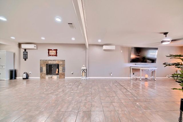 9014 Hillcrest Ave, Stockton, CA 95210