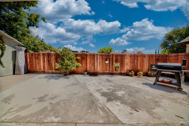 9014 Hillcrest Ave, Stockton, CA 95210