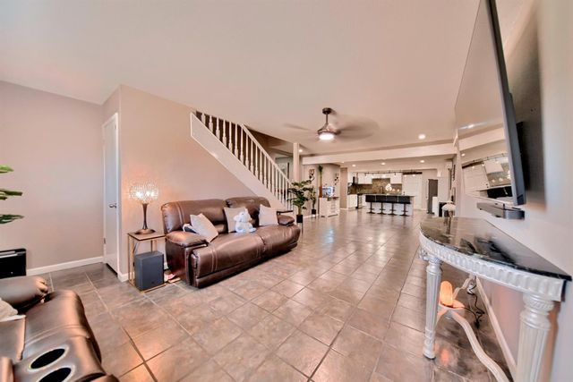 9014 Hillcrest Ave, Stockton, CA 95210
