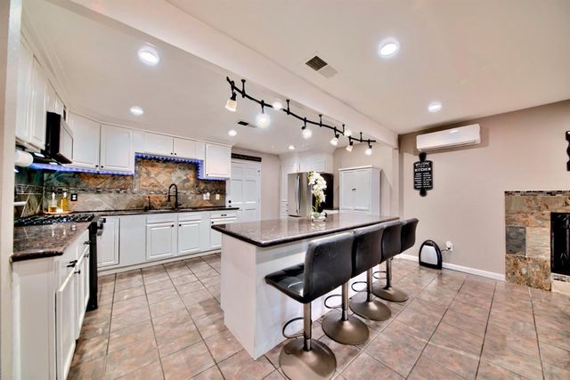 9014 Hillcrest Ave, Stockton, CA 95210