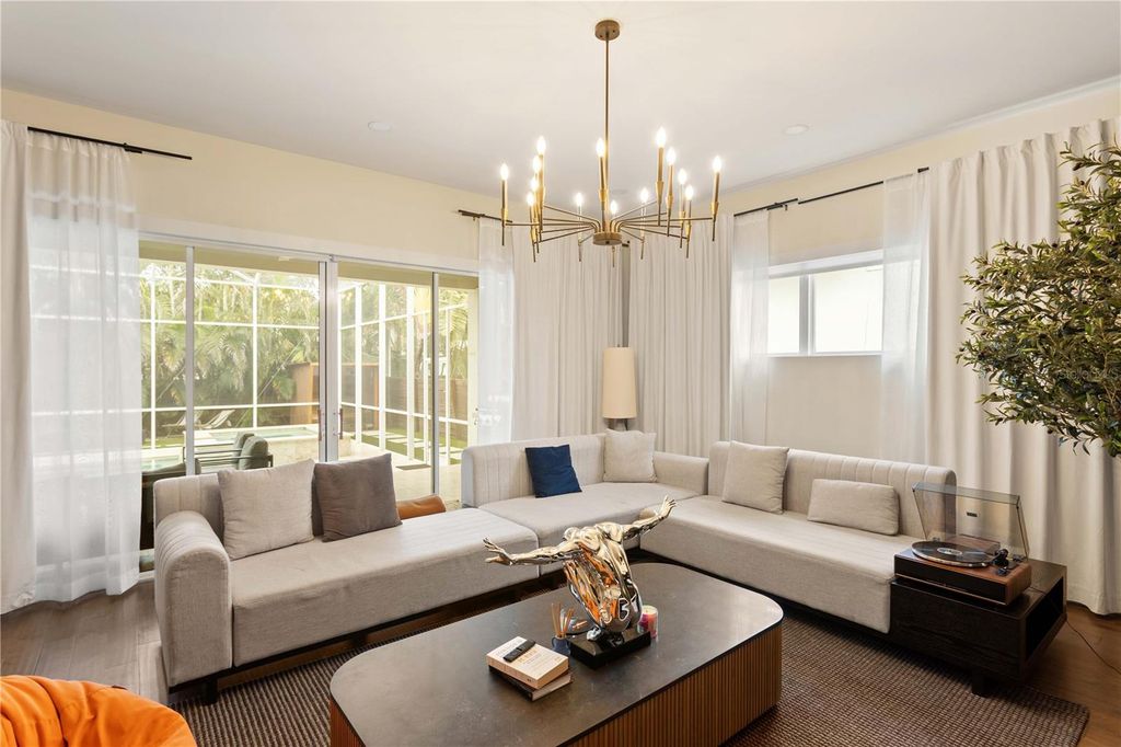 Image 13 of property listing at 3207 W PAUL AVENUE, Tampa, FL 33611