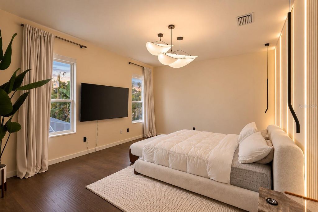 Image 35 of property listing at 3207 W PAUL AVENUE, Tampa, FL 33611