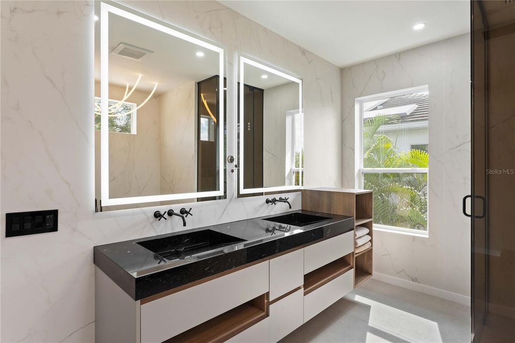 Image 40 of property listing at 3207 W PAUL AVENUE, Tampa, FL 33611