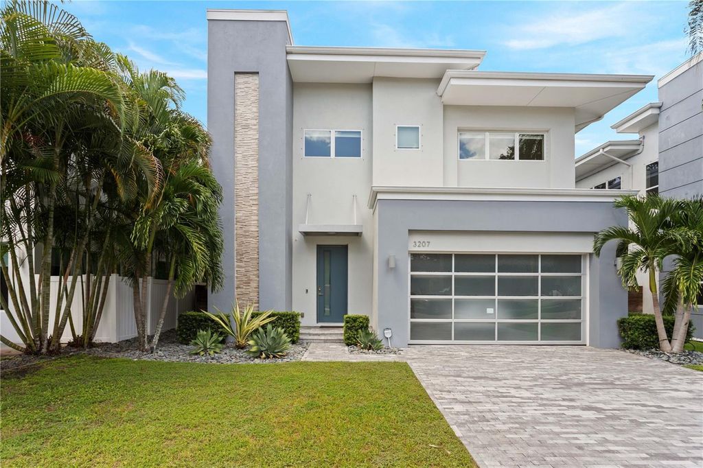 Image 6 of property listing at 3207 W PAUL AVENUE, Tampa, FL 33611