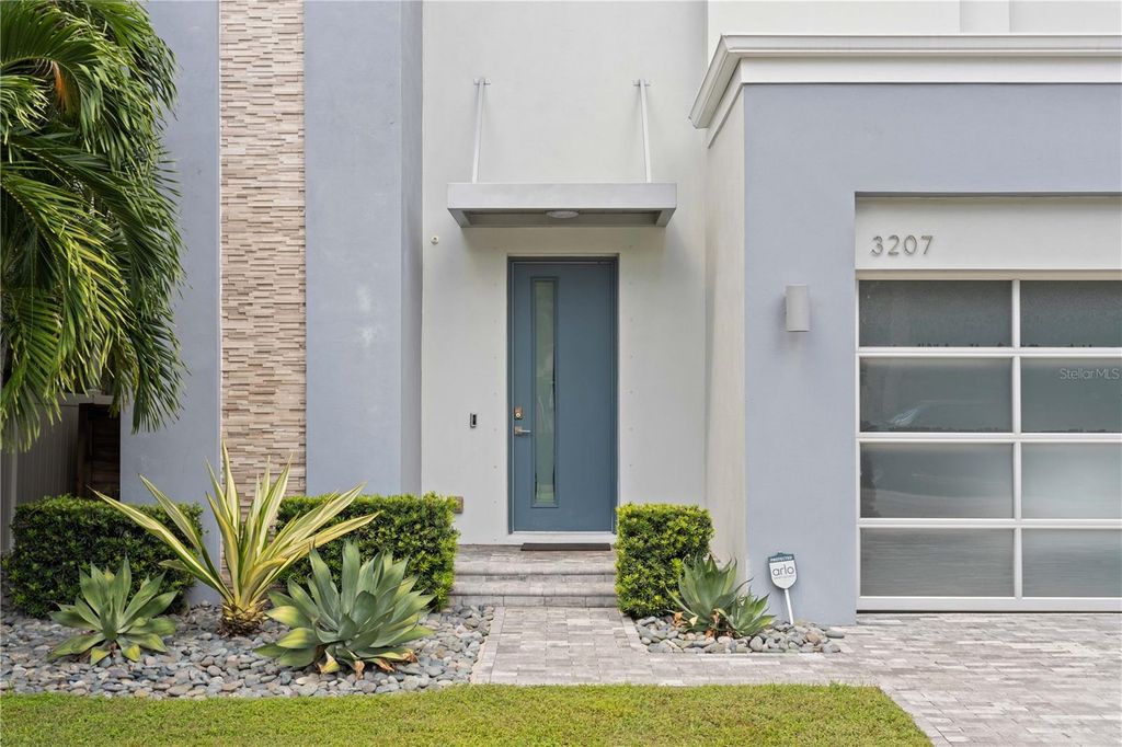 Image 7 of property listing at 3207 W PAUL AVENUE, Tampa, FL 33611