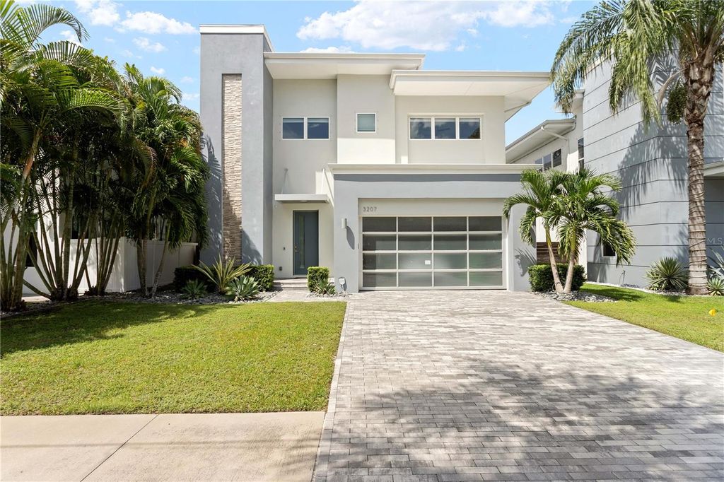 Image 64 of property listing at 3207 W PAUL AVENUE, Tampa, FL 33611