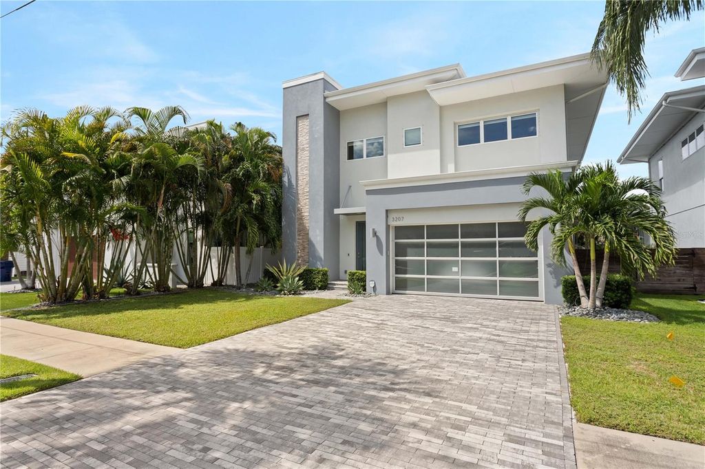 Image 66 of property listing at 3207 W PAUL AVENUE, Tampa, FL 33611