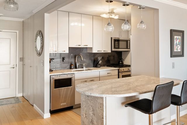 8 Whittier Pl 16B, Boston, MA 02114