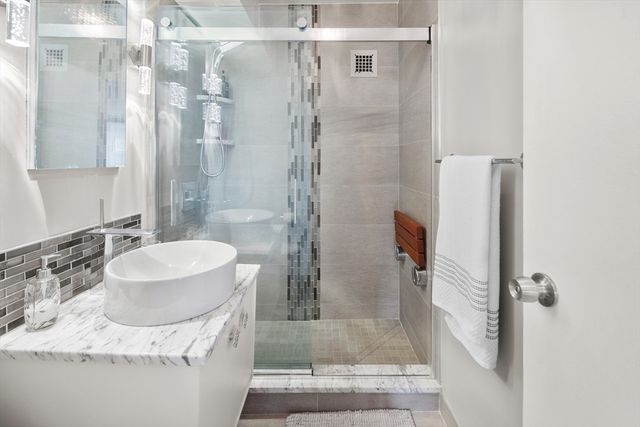 8 Whittier Pl 16B, Boston, MA 02114