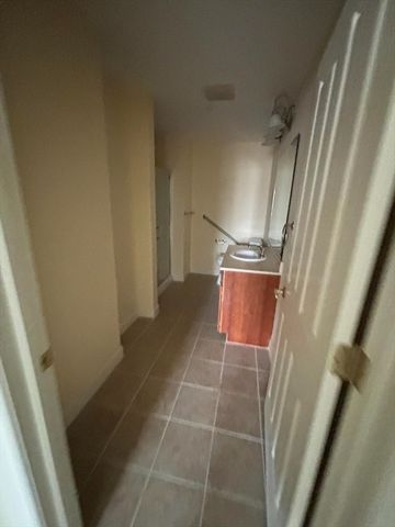 350 Greene St 305, North Andover, MA 01845