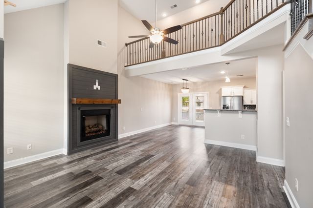 518 Latham Ct, Clarksville, TN 37043