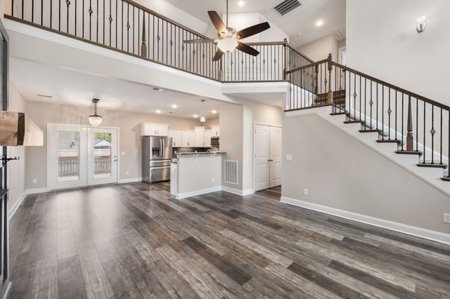 518 Latham Ct, Clarksville, TN 37043