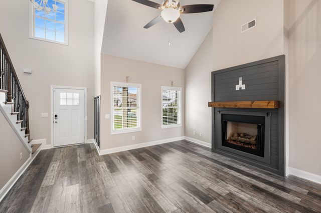 518 Latham Ct, Clarksville, TN 37043