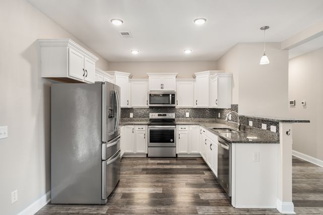 518 Latham Ct, Clarksville, TN 37043