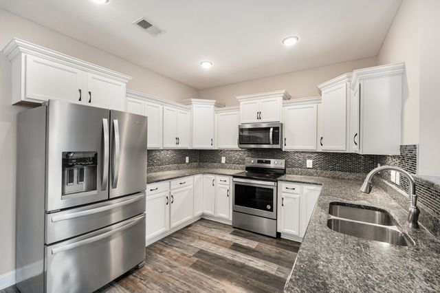 518 Latham Ct, Clarksville, TN 37043