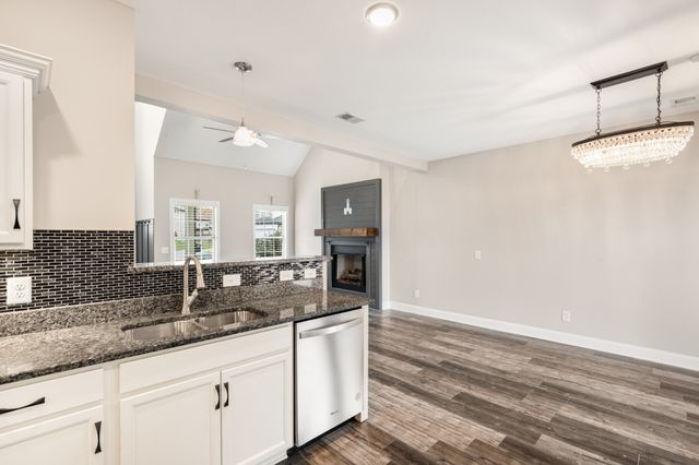 518 Latham Ct, Clarksville, TN 37043