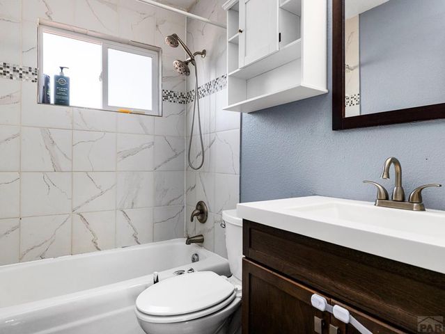 8 Churchill Rd, Pueblo, CO 81001