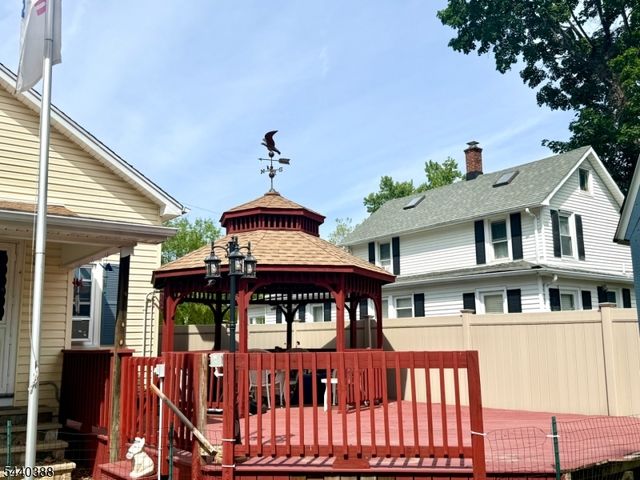 33 Poplar St, Bloomingdale Boro, NJ 07403
