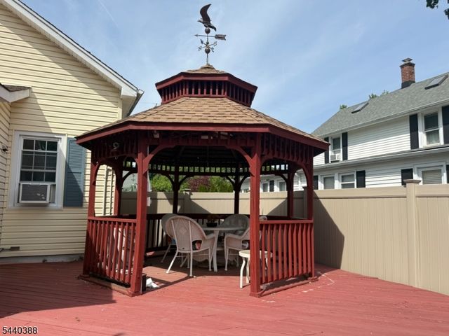 33 Poplar St, Bloomingdale Boro, NJ 07403