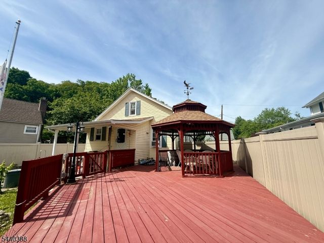 33 Poplar St, Bloomingdale Boro, NJ 07403