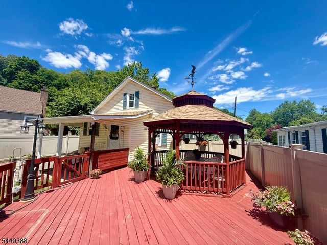 33 Poplar St, Bloomingdale Boro, NJ 07403
