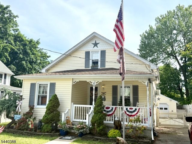 33 Poplar St, Bloomingdale Boro, NJ 07403
