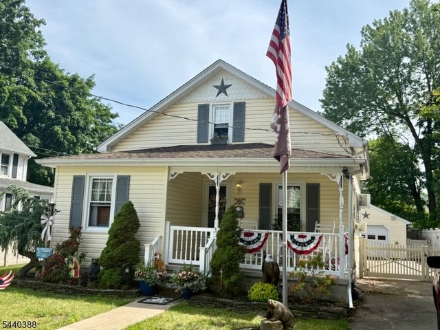 33 Poplar St, Bloomingdale Boro, NJ 07403